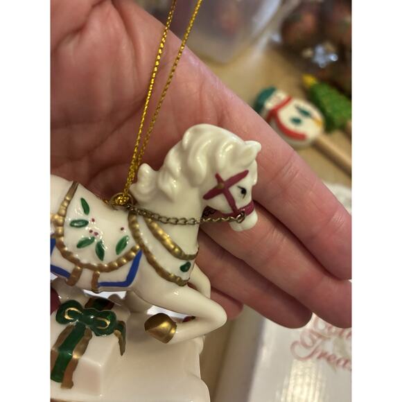 Vtg 2002 Rocking Horse Holiday Treasures Avon porcelain musical ornament - Picture 6 of 12